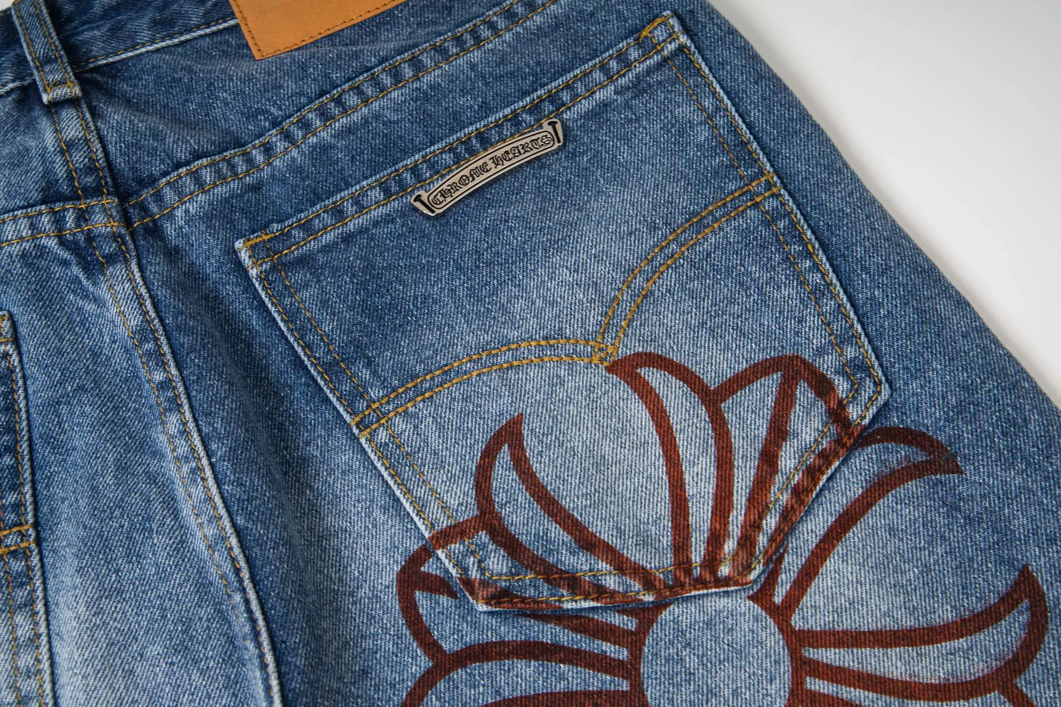 P260 Chrome Hearts washed graffiti blue cross couple jeans are a hot trend this season and are sought after by countless celebrities and fashionistas. The neat details of the cutting process add color to the playful fashion! The neat and meticulous design, and the well-fitting structure is unique. The upper body not only has outstanding recognition, but also looks younger and younger. A style with the ultimate wearing meaning and performance, gorgeous color matching, and the craftsmanship of this style is also extremely extraordinary. After the finished product is washed, it is disassembled and hand-made with sheepskin cross leather and then spliced ​​together to complete. The whole piece has too many craftsmanship to describe. It is decorated with patchwork cross flowers and high-waisted washed jeans! ! Absolutely high-end luxury product, a god-level single product, a super popular product, made by top heavy industry, a magic weapon that cannot be missed to hit the streets. Style number: 1834# Size: 28 30 32 34 Color: blue